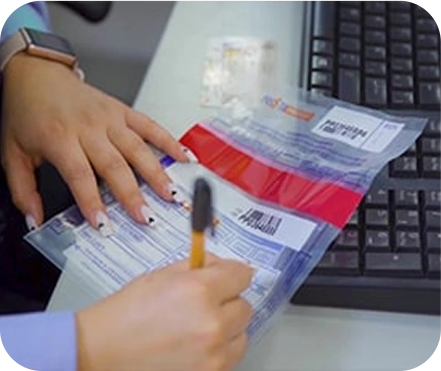 Cliente firmando documento para empeño de joyas